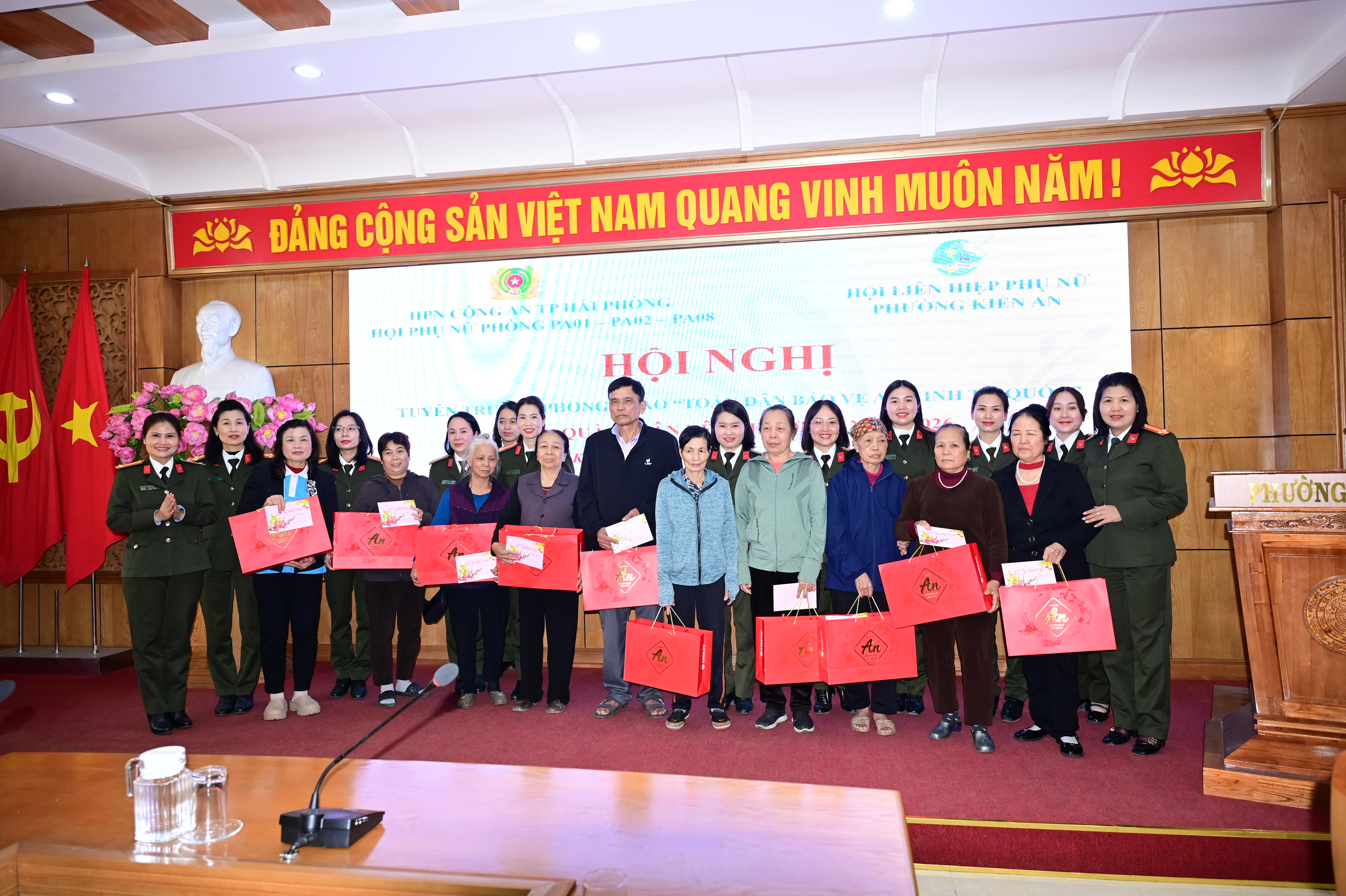 Hội Phụ nữ Khối An ninh nhân dân tổ chức tuyên truyền pháp luật và trao quà Tết Nguyên đán Bính Ngọ 2026